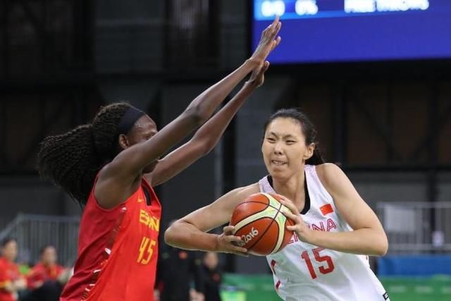 国安全队抵达北京，大兴机场内围满前来接机的国安球迷（国安全队回京，大兴机场挤满前来接机的国安球迷）