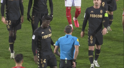 篮球湖人球员训练中展现惊人弹跳（湖人球员训练中上演惊人弹跳）